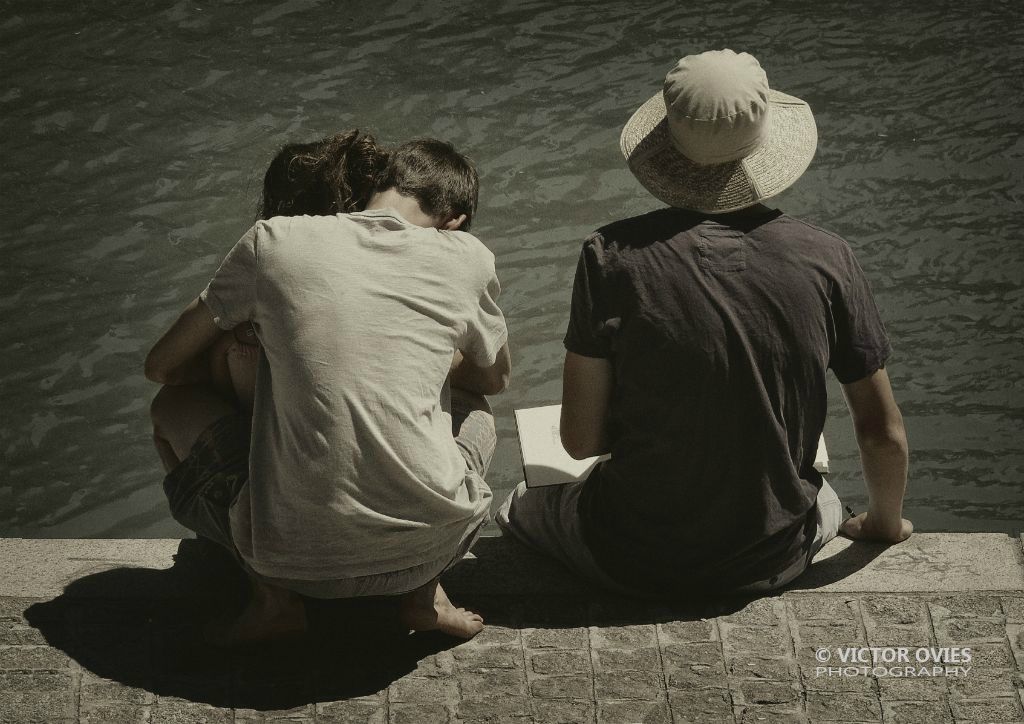 Tenderness by the river - Granada